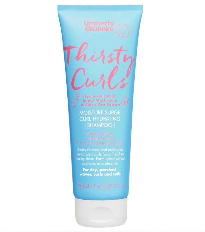 Thirsty curls shampoo blauwe verpakking op witte achtergrond.